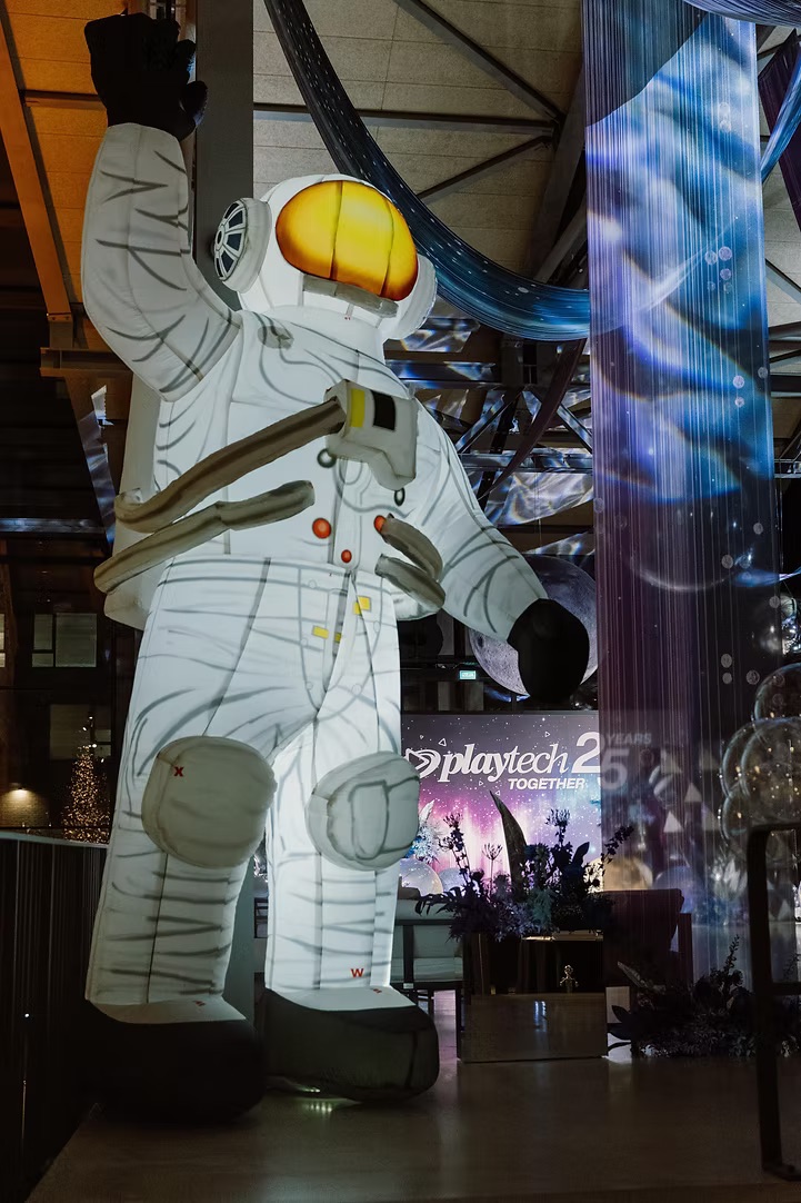 Drapery space thematics