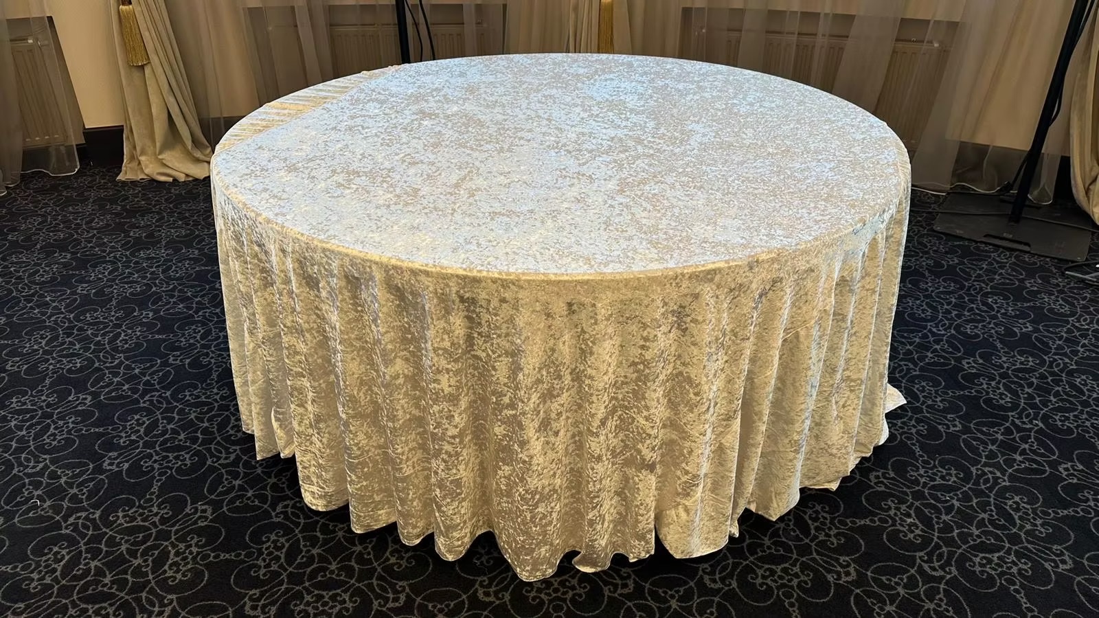 Velour tablecloth – white-cream