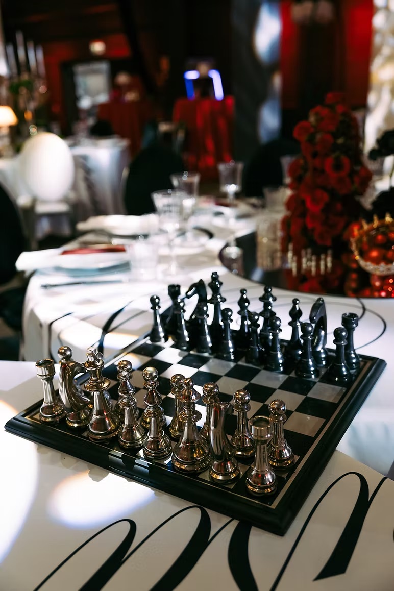 White tablecloth with design