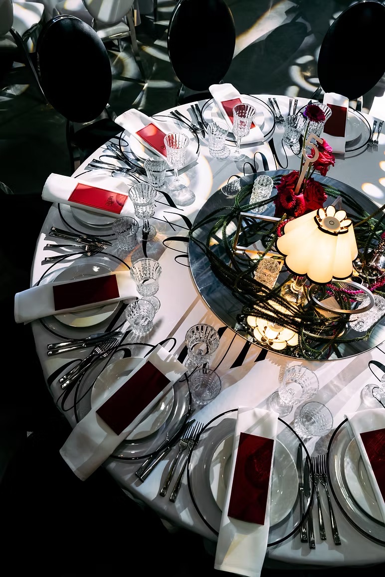 White tablecloth with design