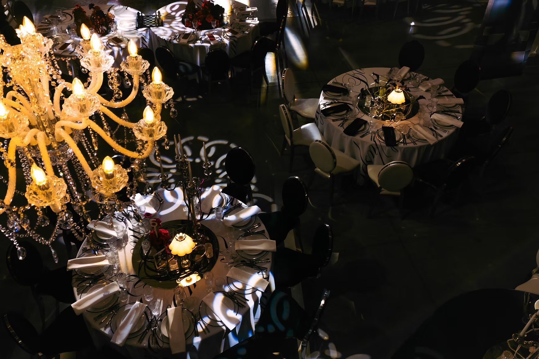 White tablecloth with design