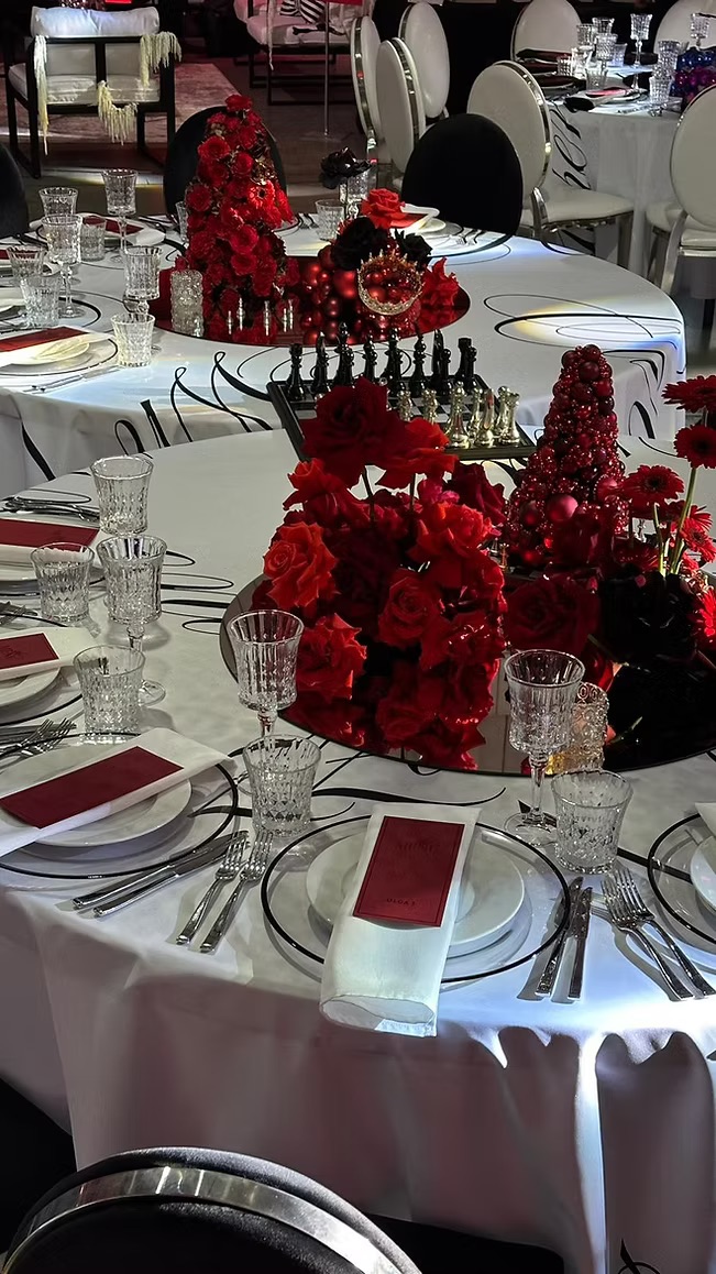 White tablecloth with design