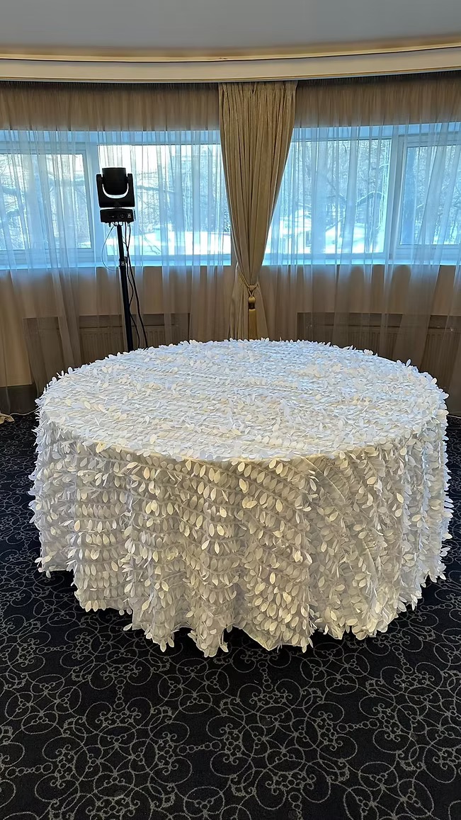 White petals tablecloth