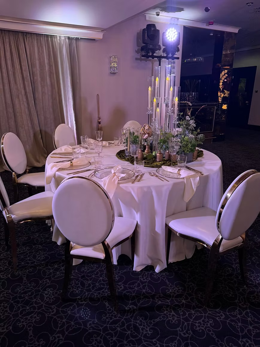 Beige tablecloth D300