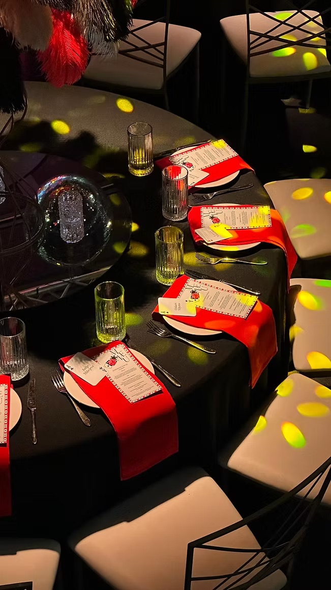 Black tablecloth D300