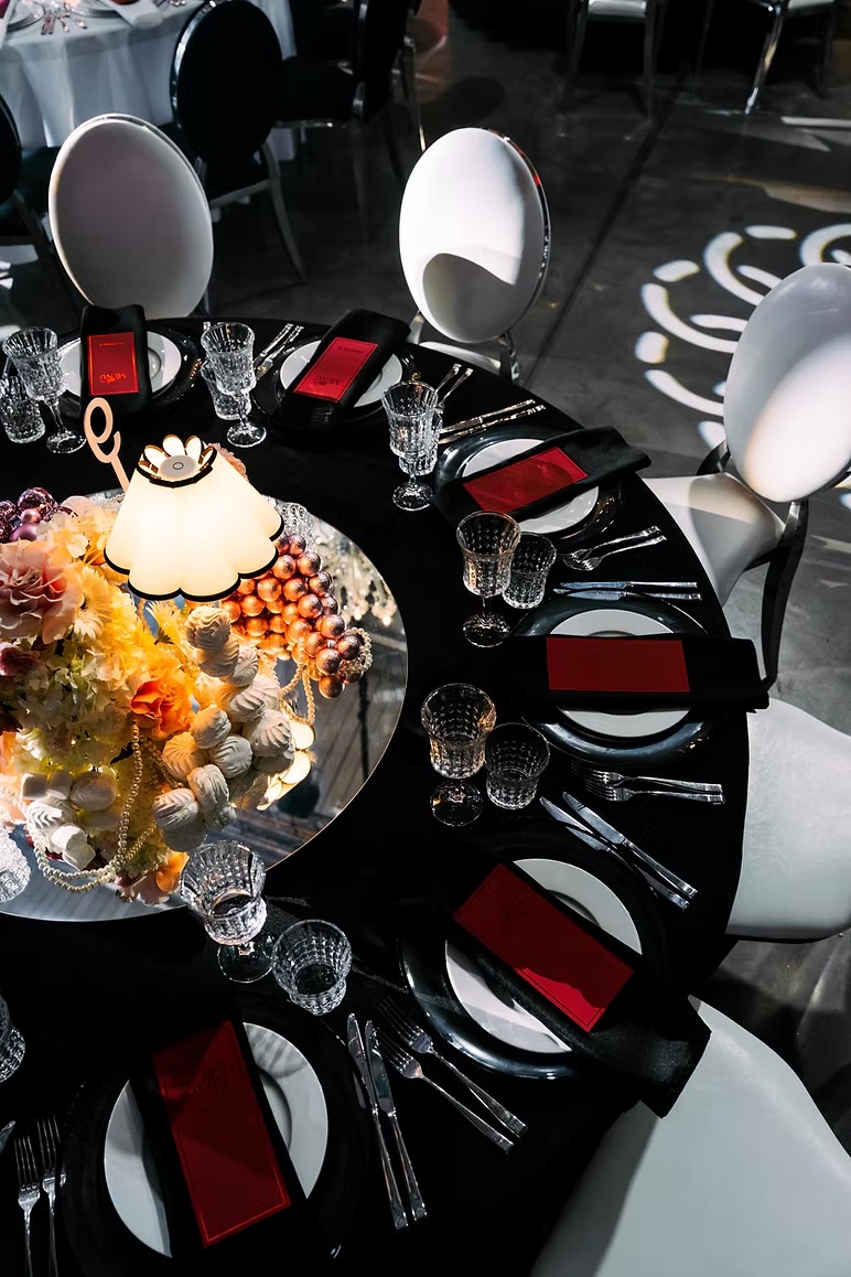 Black tablecloth D300