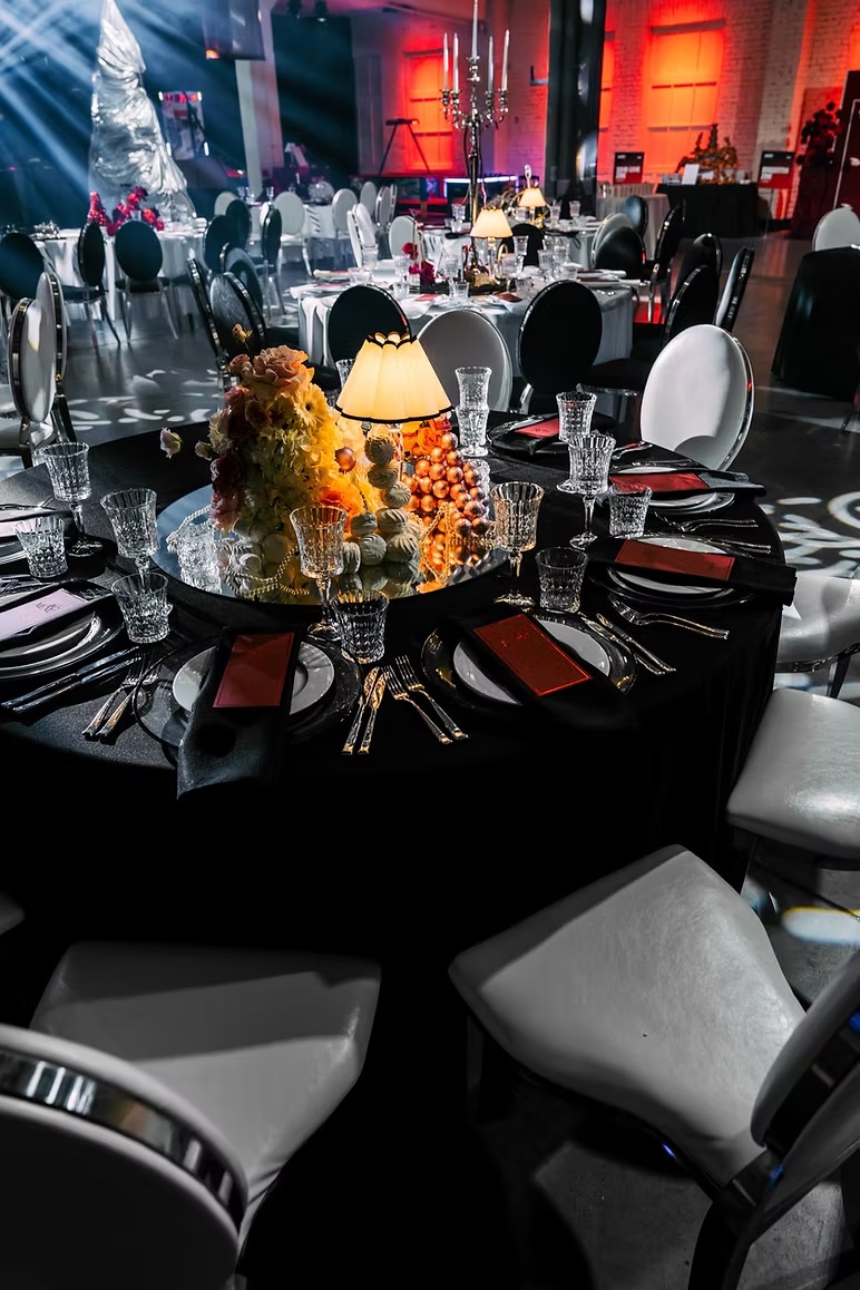 Black tablecloth D300