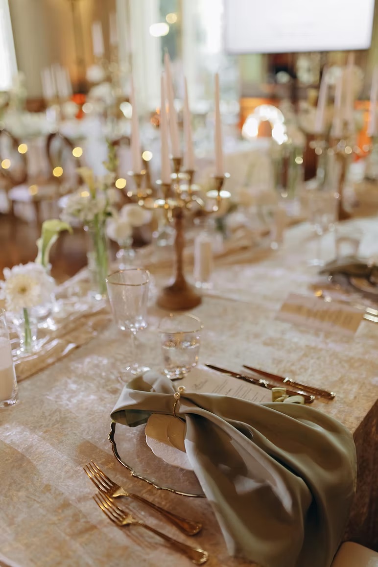 Rectangular velour tablecloth – beige