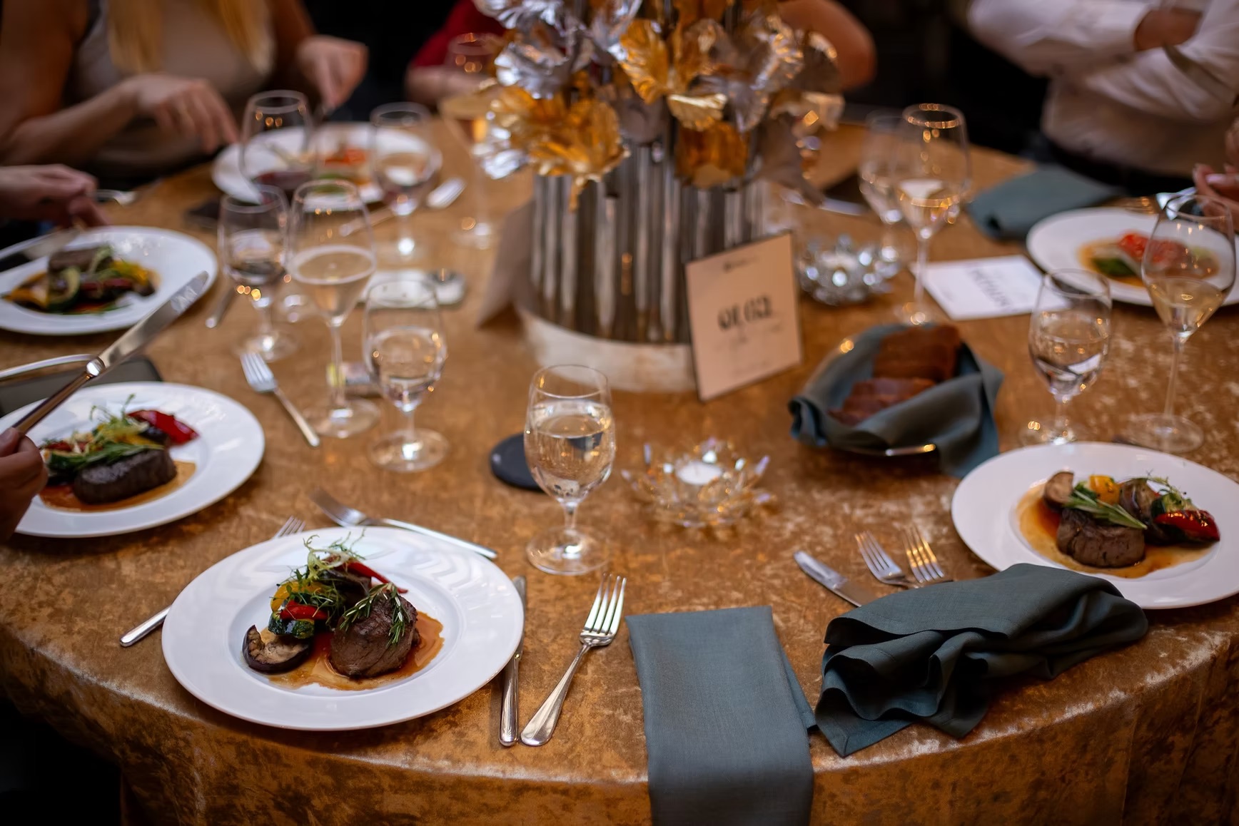 Velour tablecloth – gold