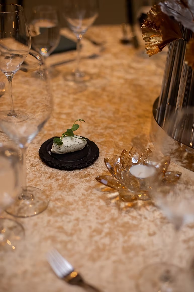 Velour tablecloth – gold