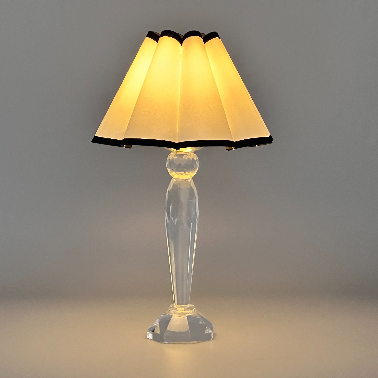 Transparent leg for table lamp