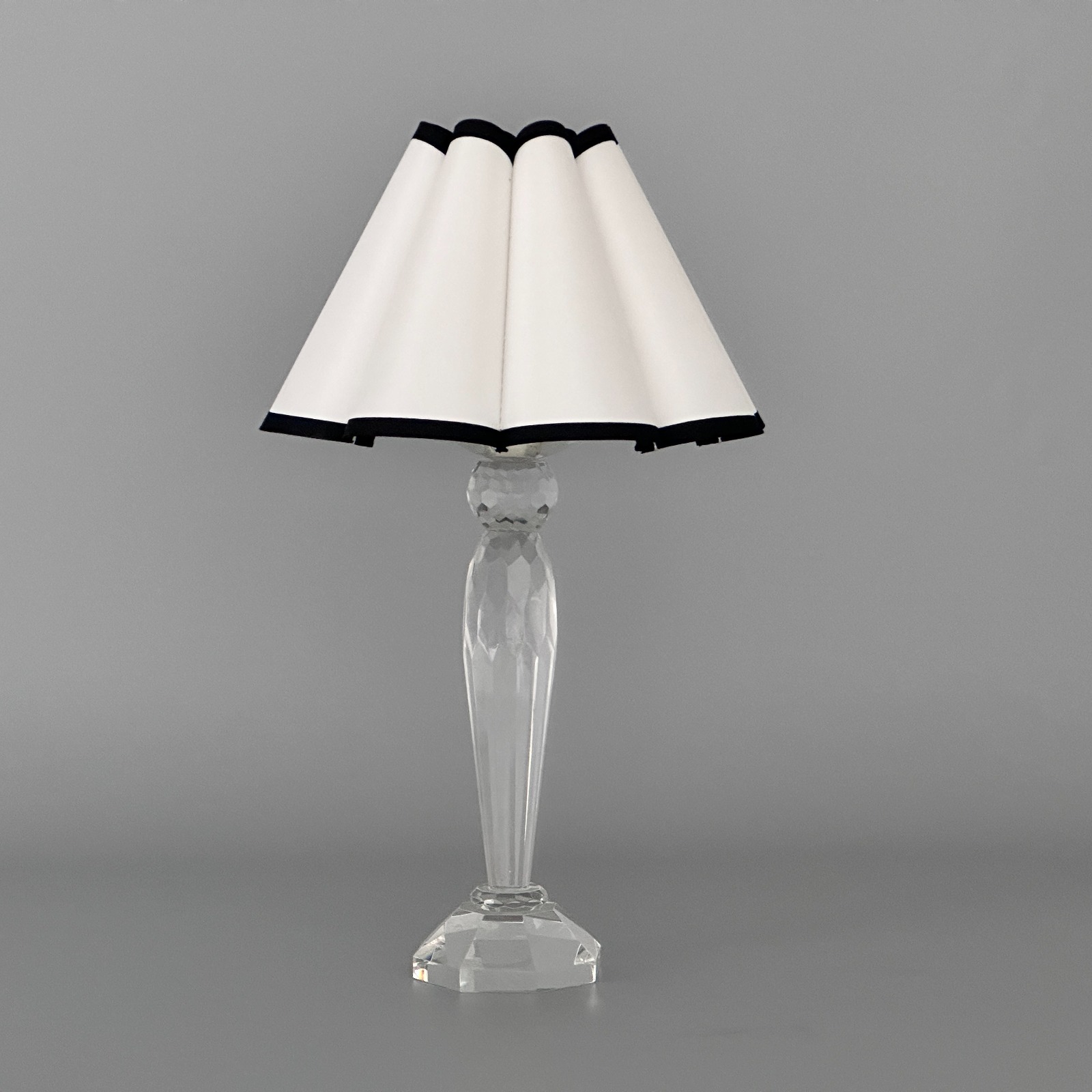 Transparent leg for table lamp