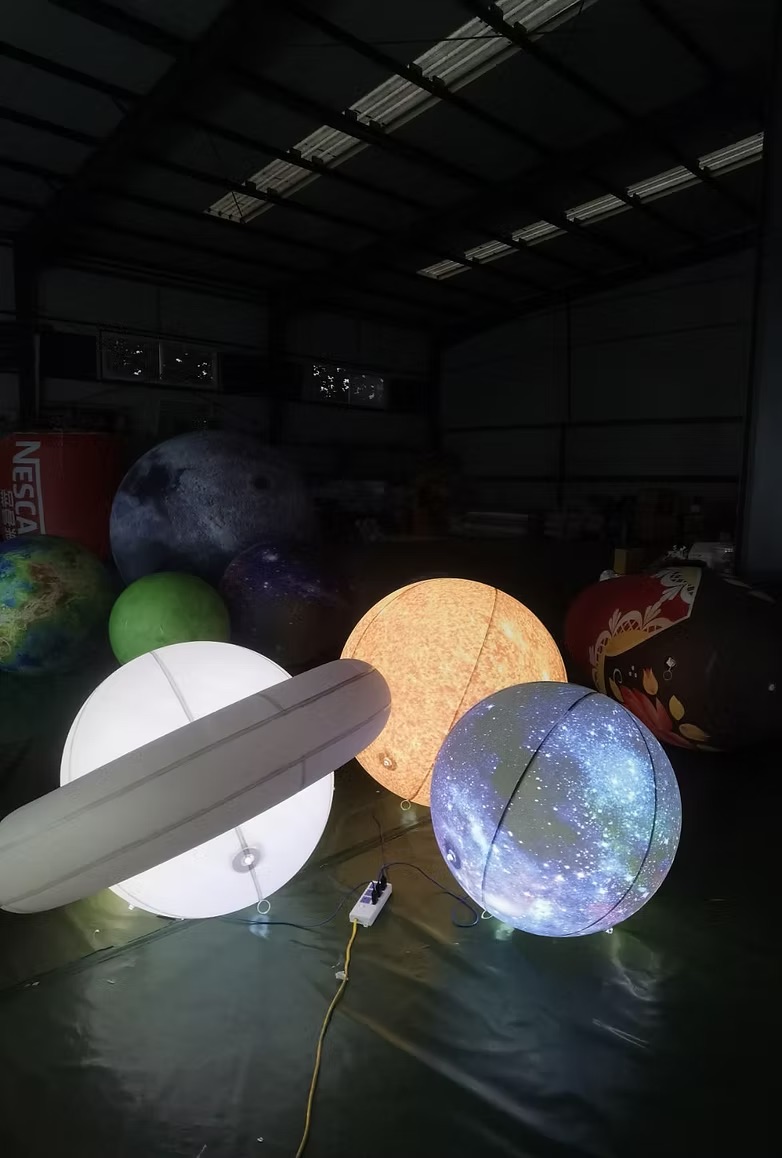 Inflatable planet – Saturn with a circle