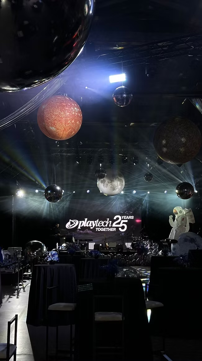 Inflatable gray planet