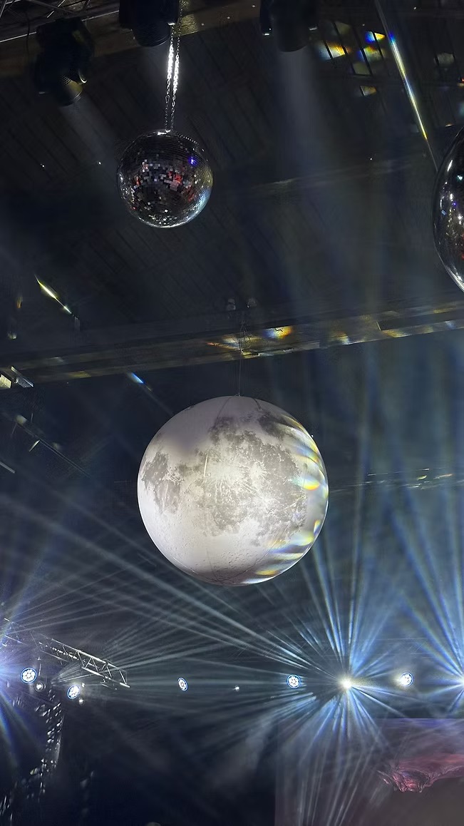 Inflatable gray planet