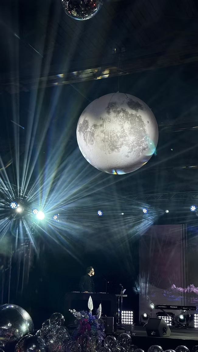 Inflatable gray planet