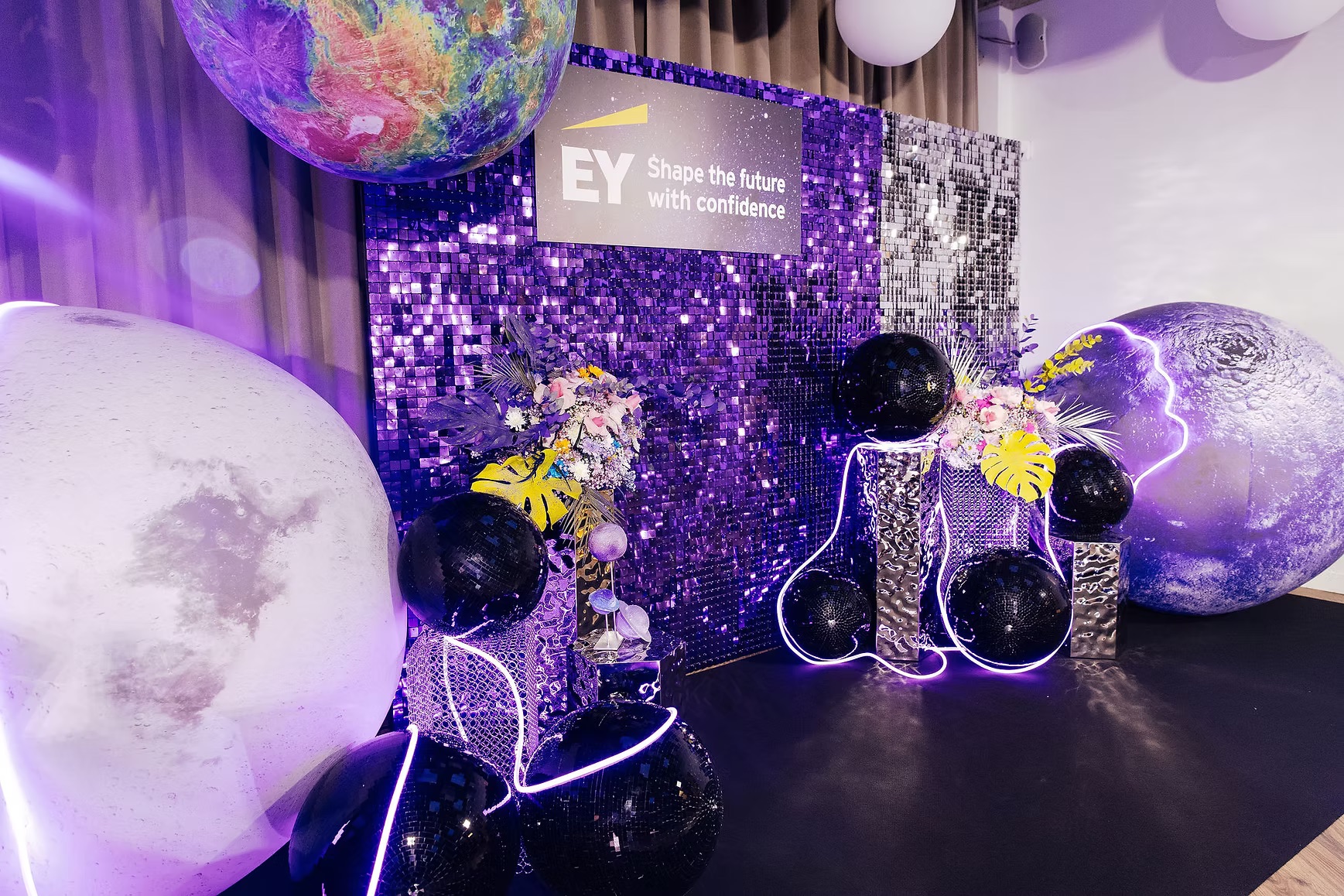 Inflatable gray planet