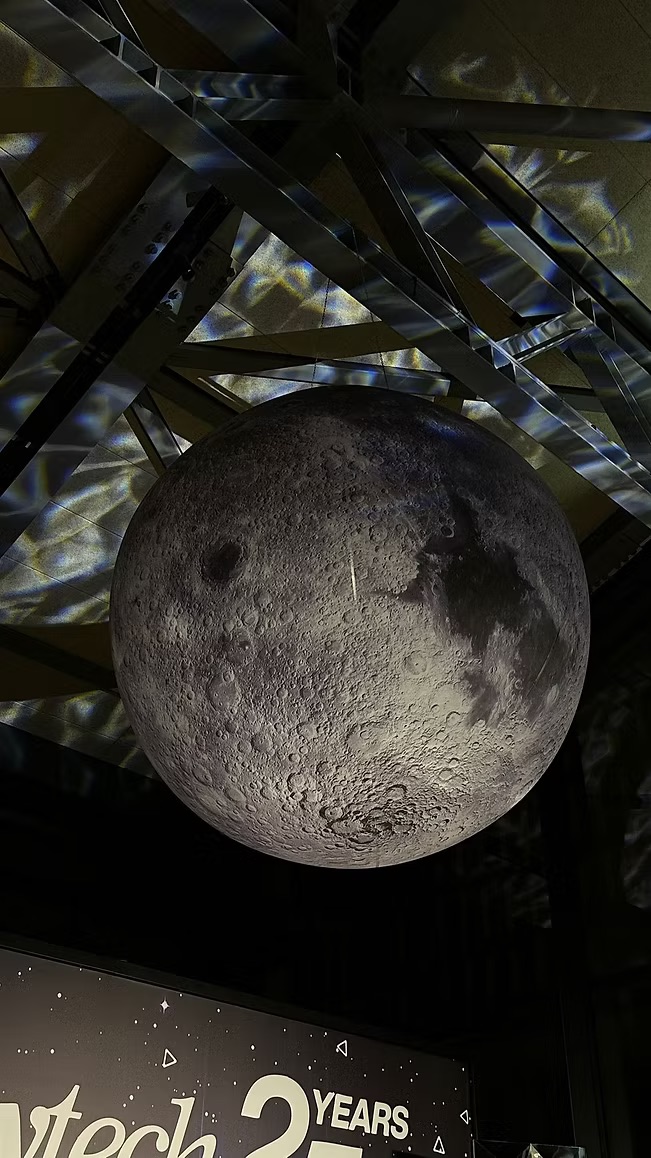 Inflatable planet – Moon