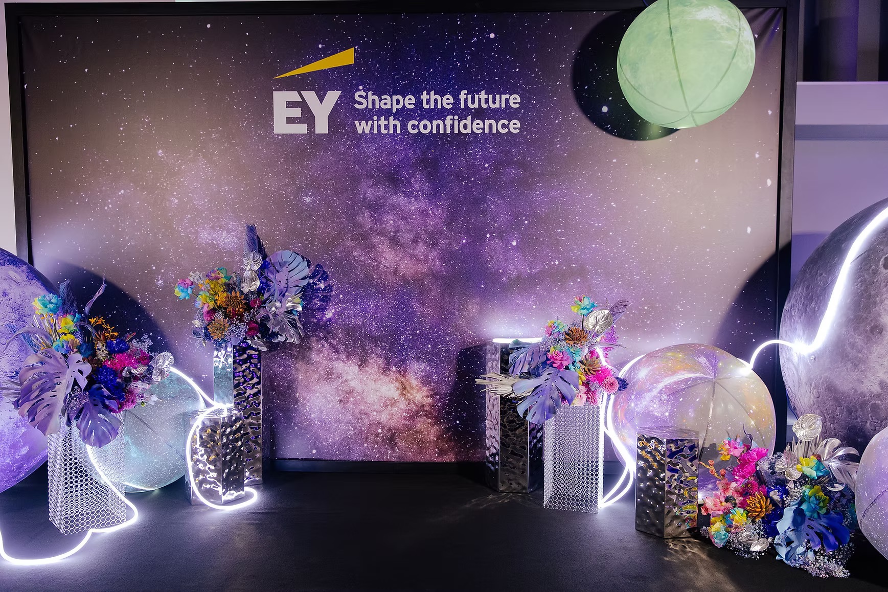 Inflatable green planet