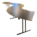 Snake-style corner table