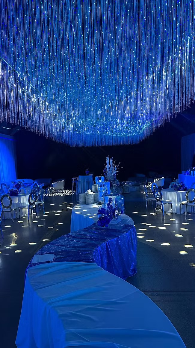 Snake-style corner table