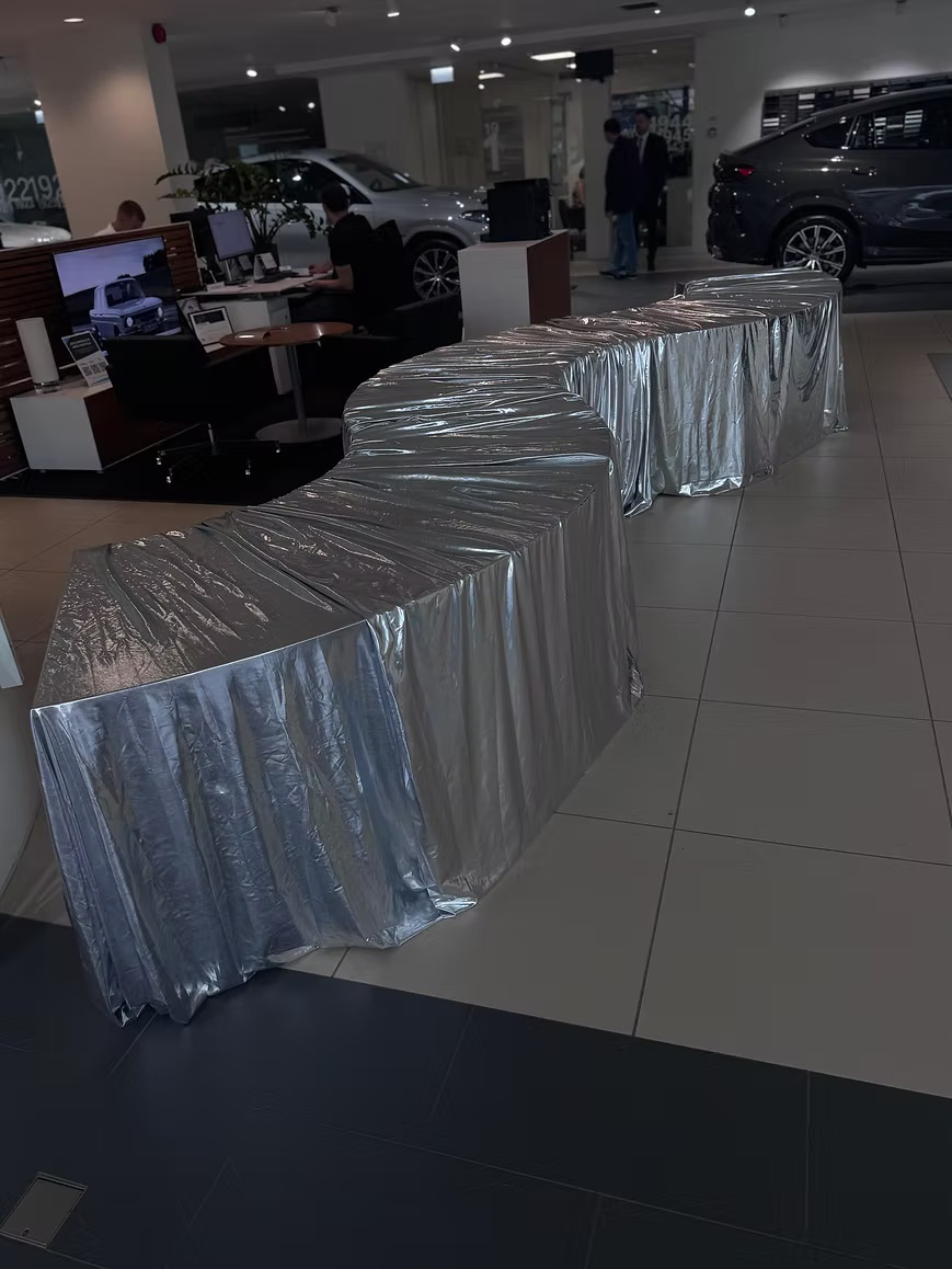 Snake-style corner table