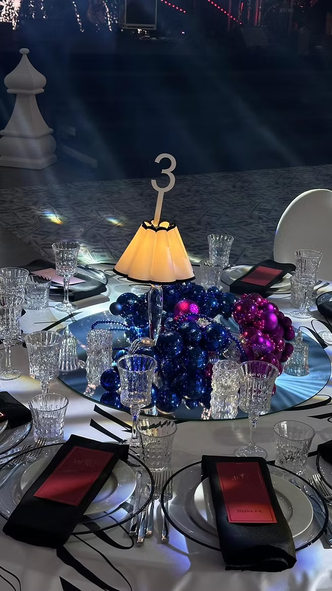 White table numbers (1-30)