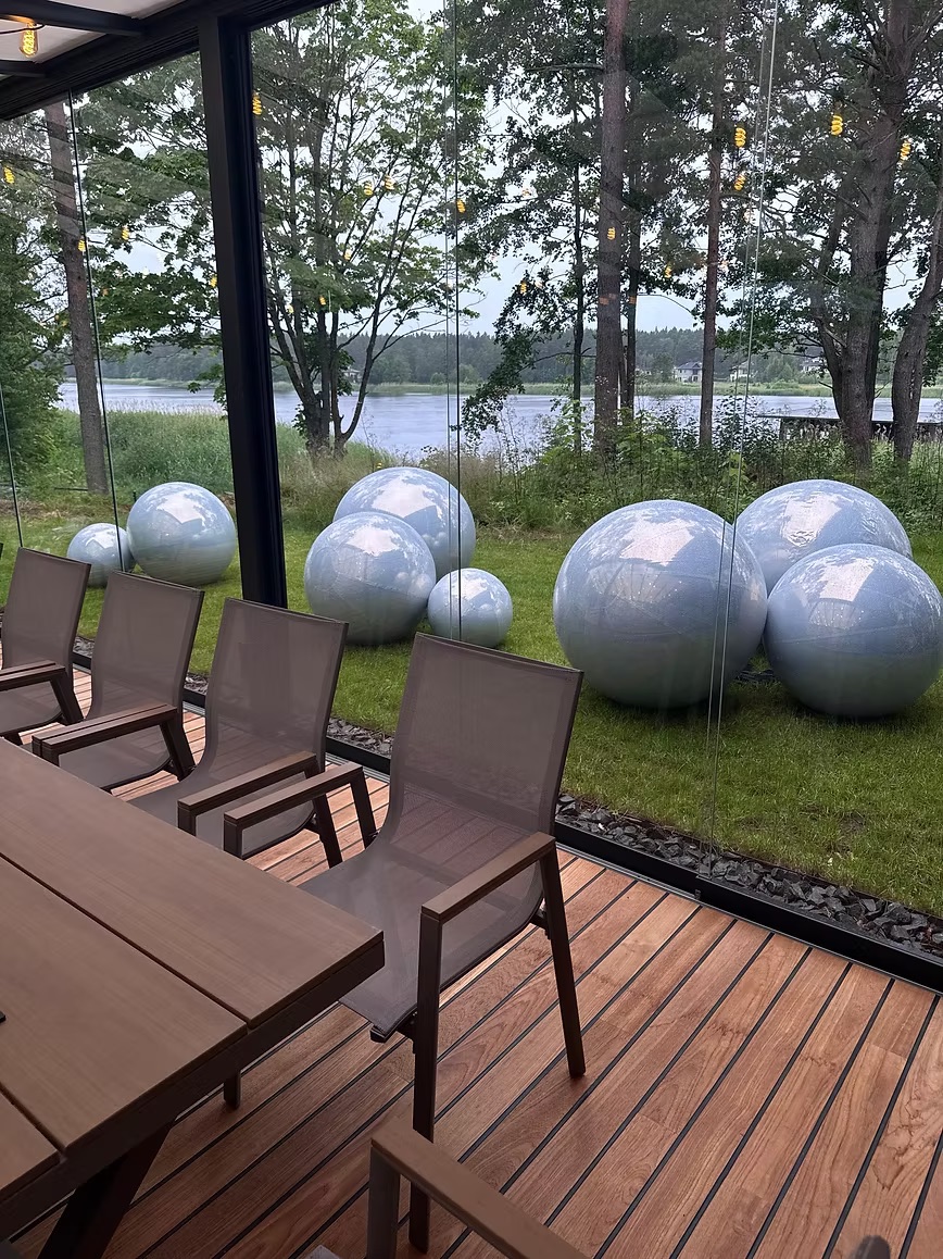 White pearlescent balloons