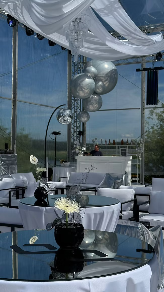 White pearlescent balloons