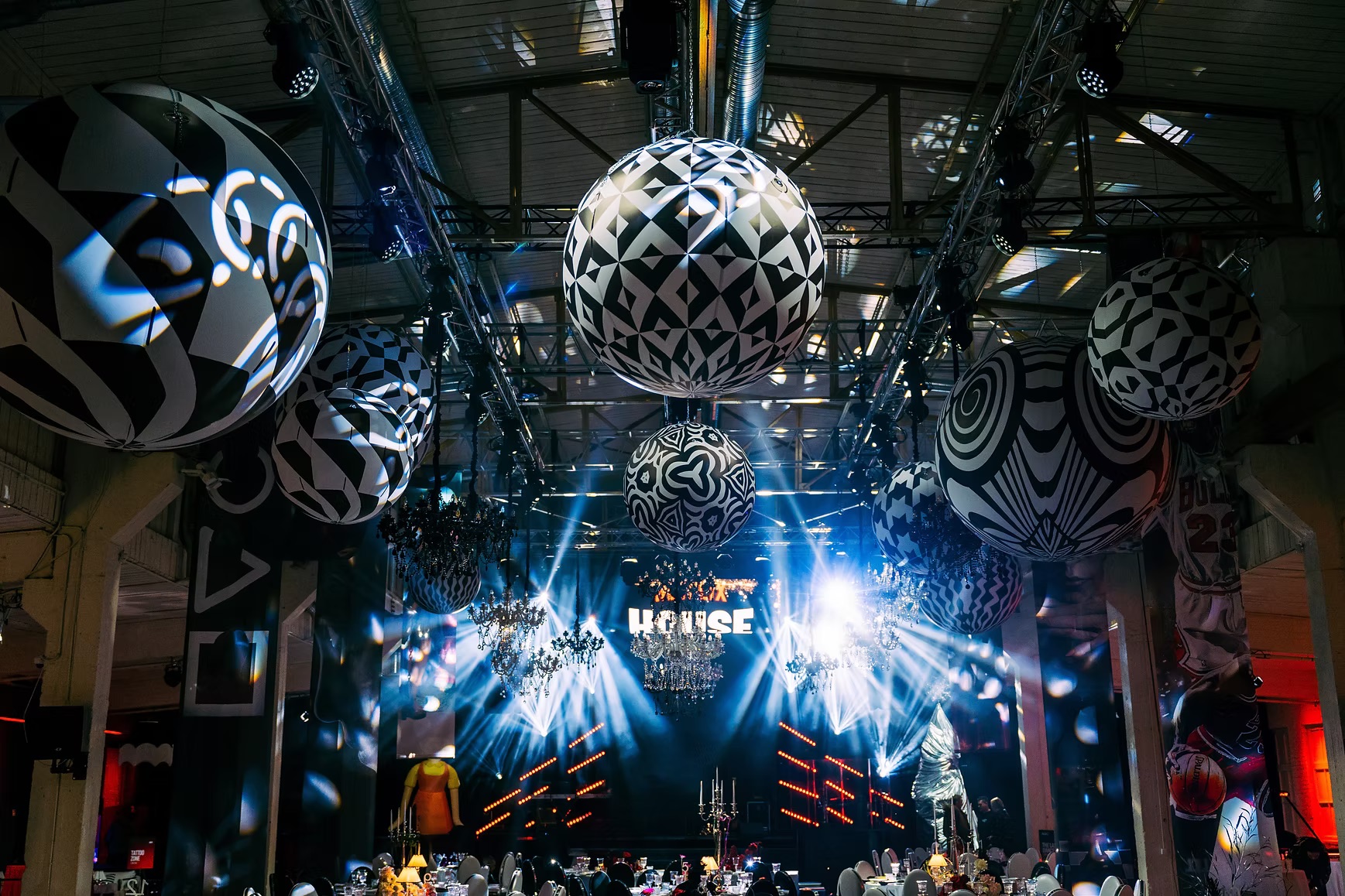 Black and white inflatable balloons (various)