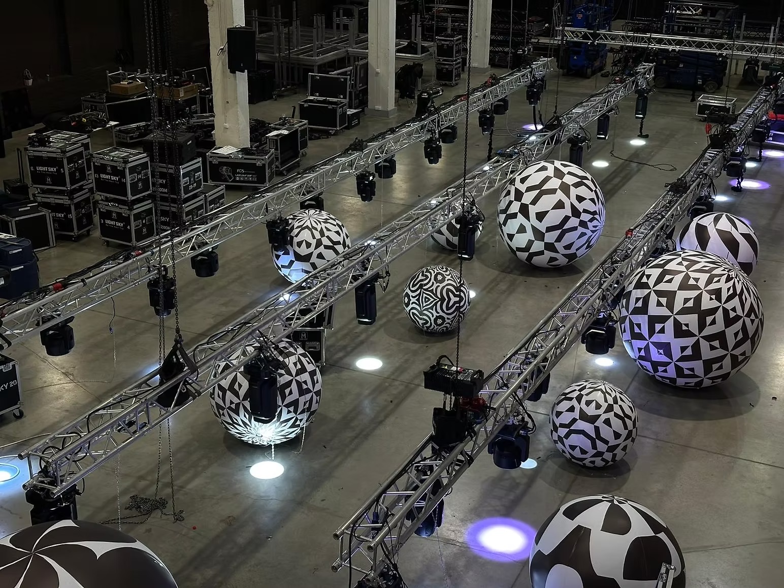 Black and white inflatable balloons (various)