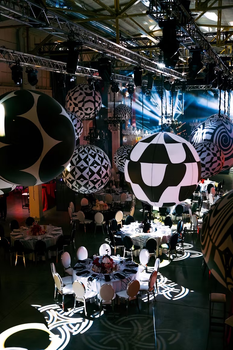 Black and white inflatable balloons (various)