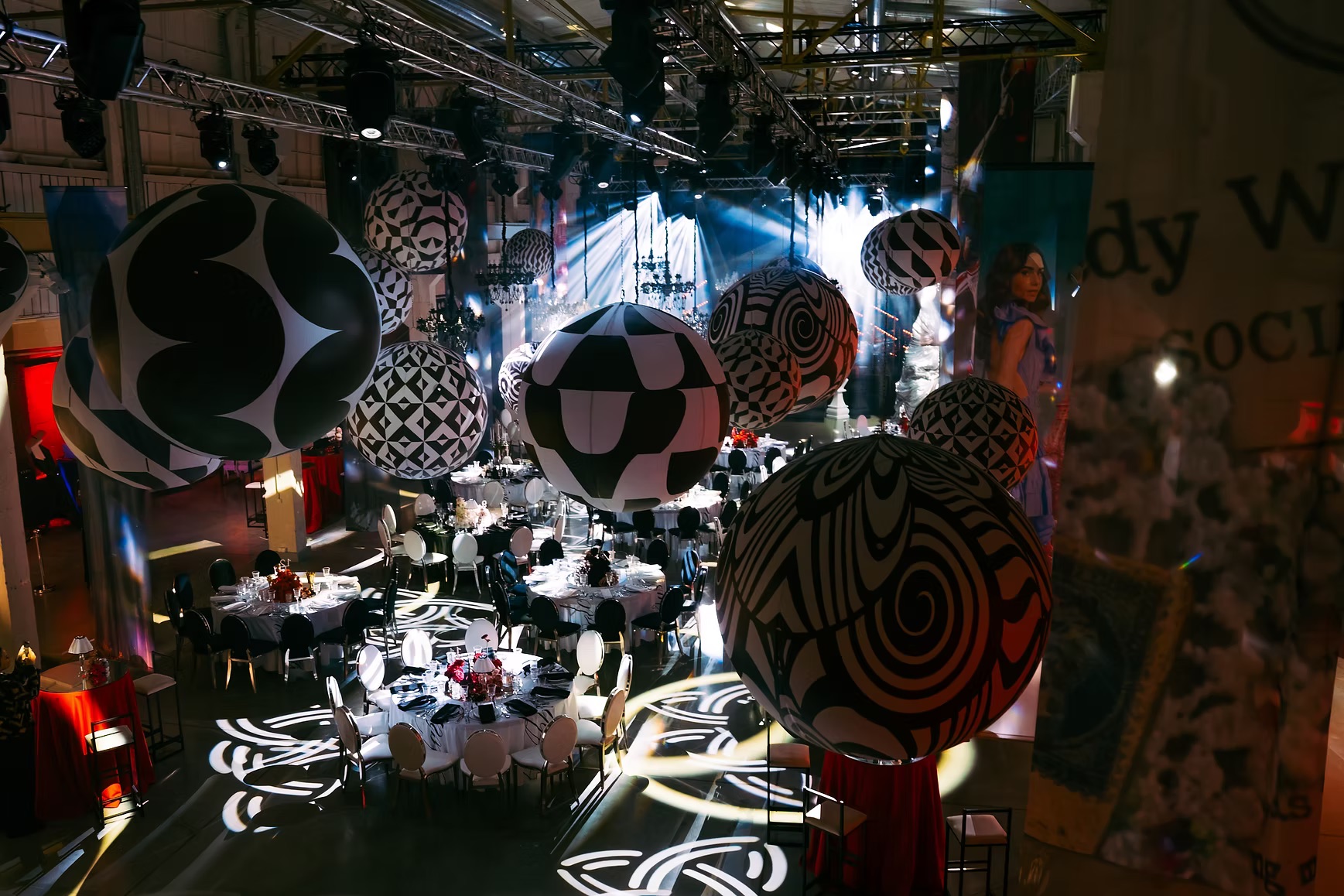 Black and white inflatable balloons (various)