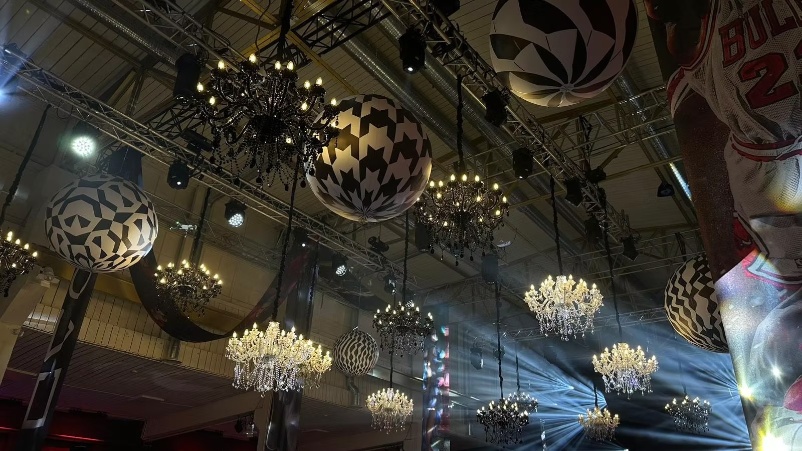 Black and white inflatable balloons (various)