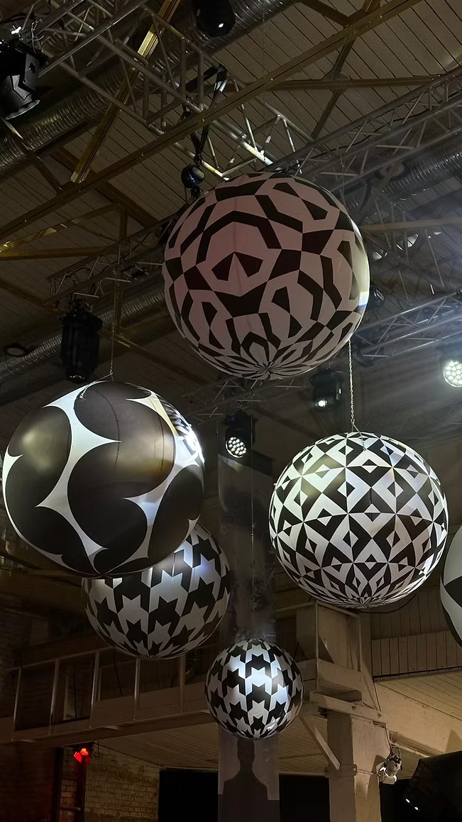 Black and white inflatable balloons (various)