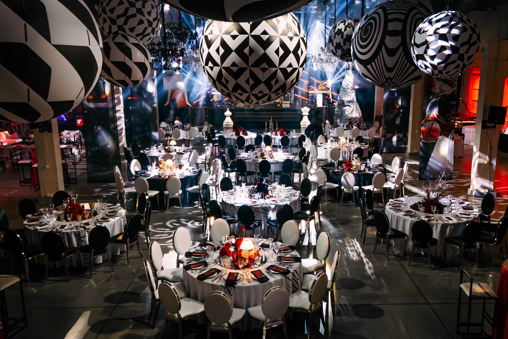 Black and white inflatable balloons (various)