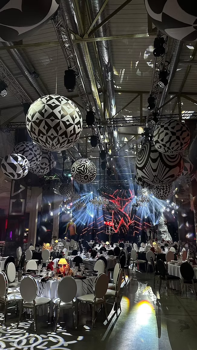 Black and white inflatable balloons (various)