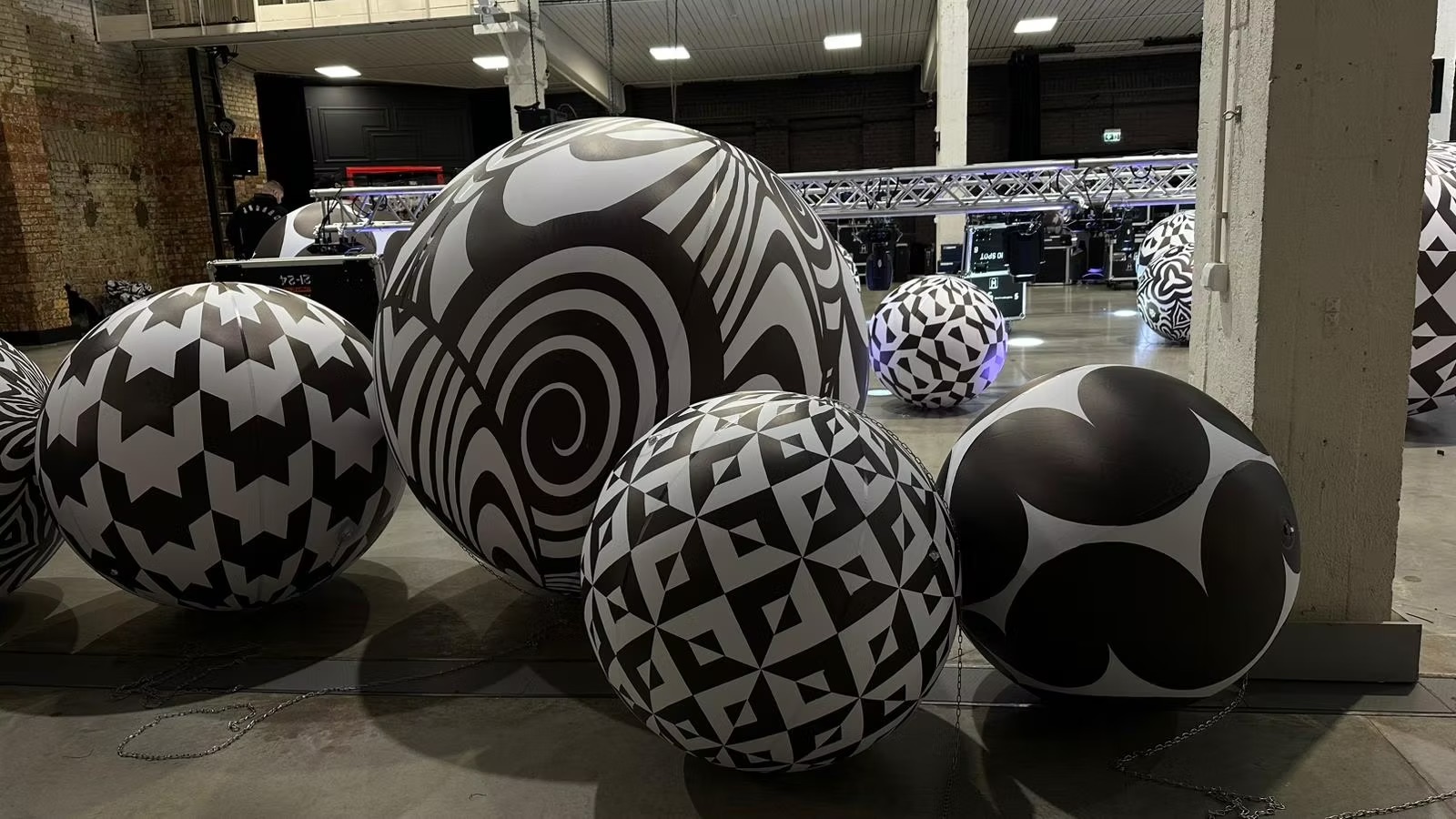 Black and white inflatable balloons (various)