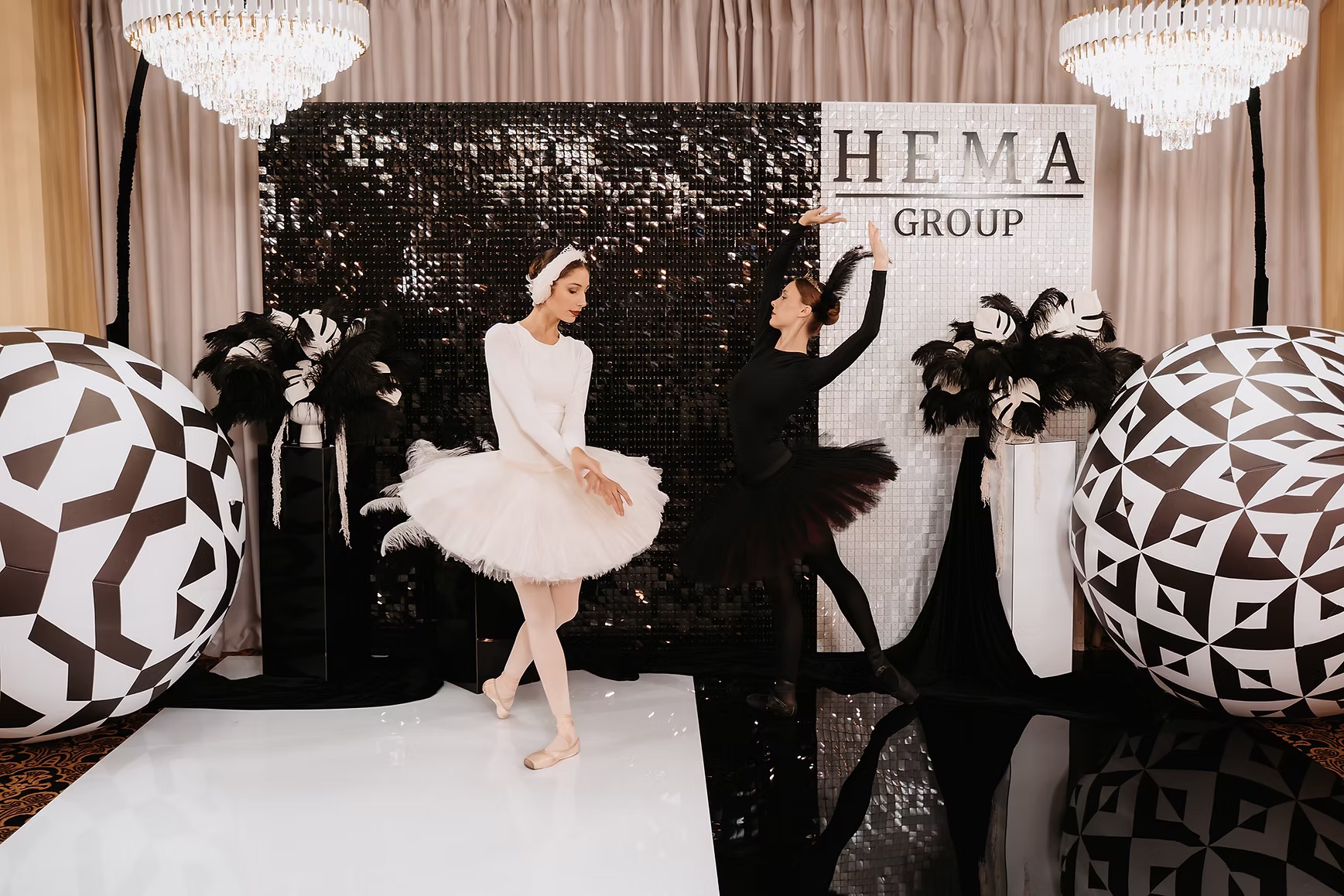 Black and white inflatable balloons (various)