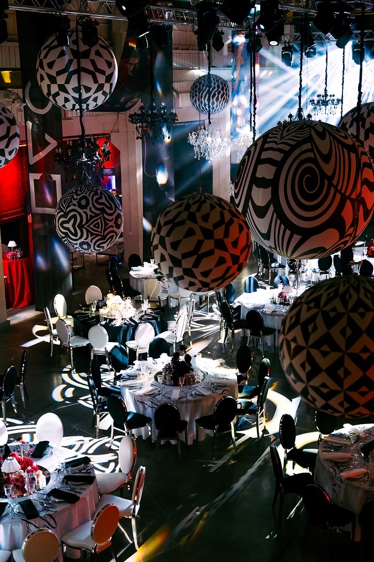 Black and white inflatable balloons (various)