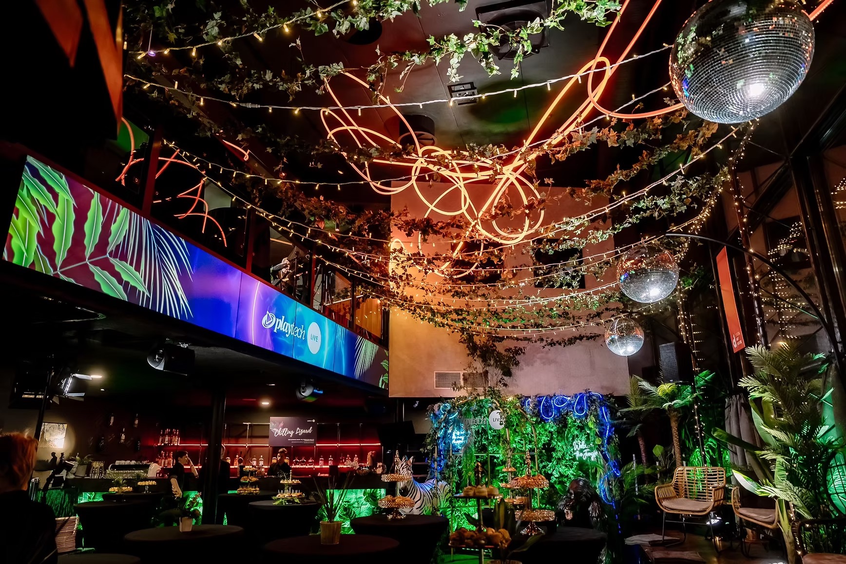 Artificial greenery strings