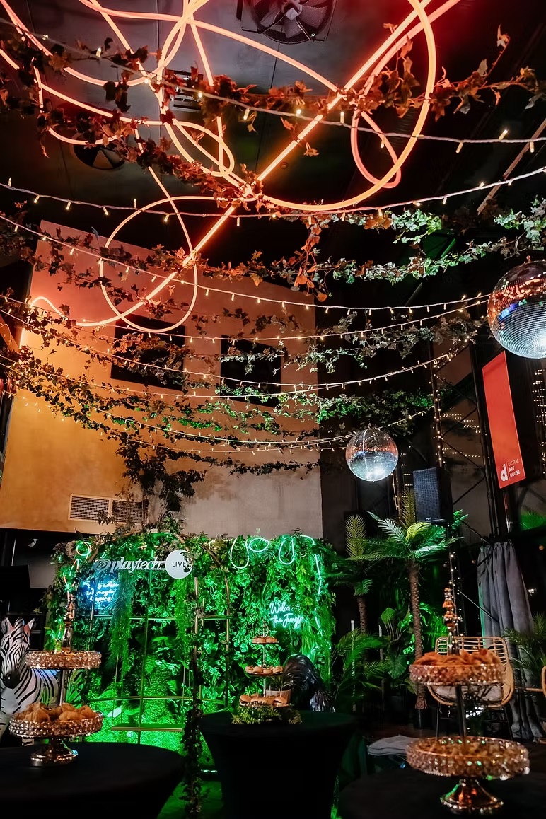 Artificial greenery strings