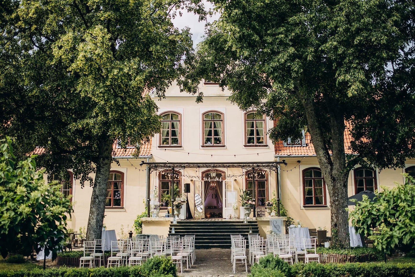 Wooden chair with different pillow colors