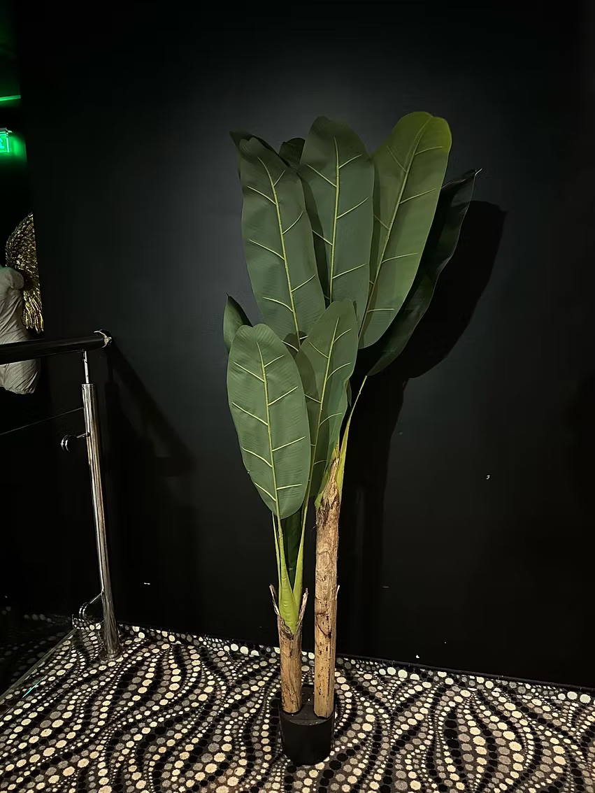 Artificial tree with large leaves