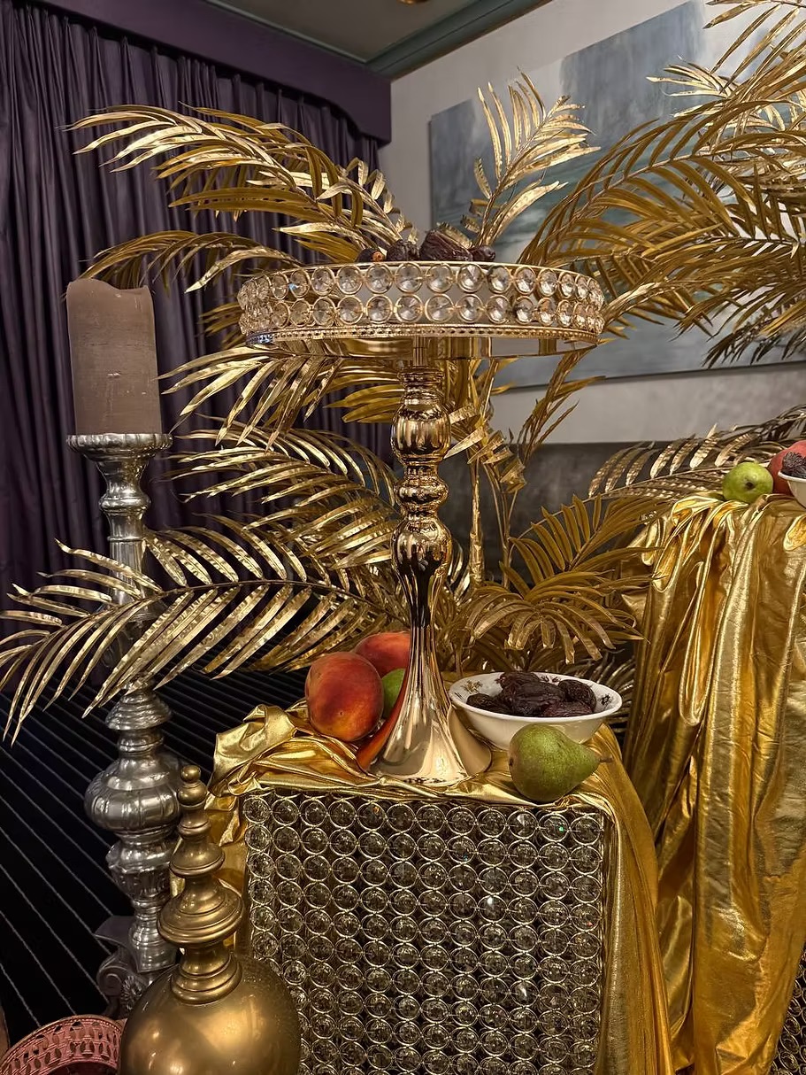 Gold dessert stand one-tier